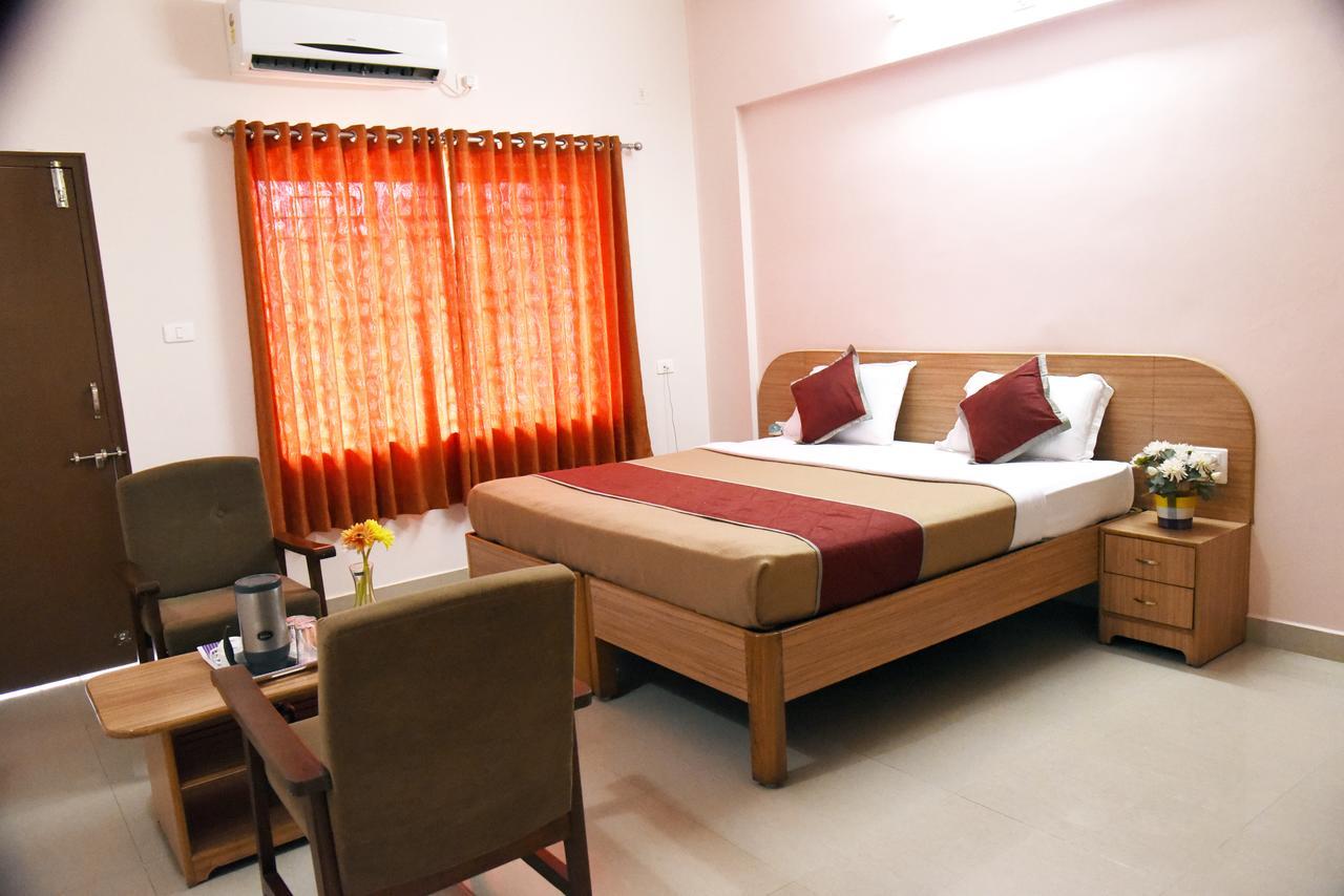 Slr Residency Hotel Subrahmanya Bagian luar foto